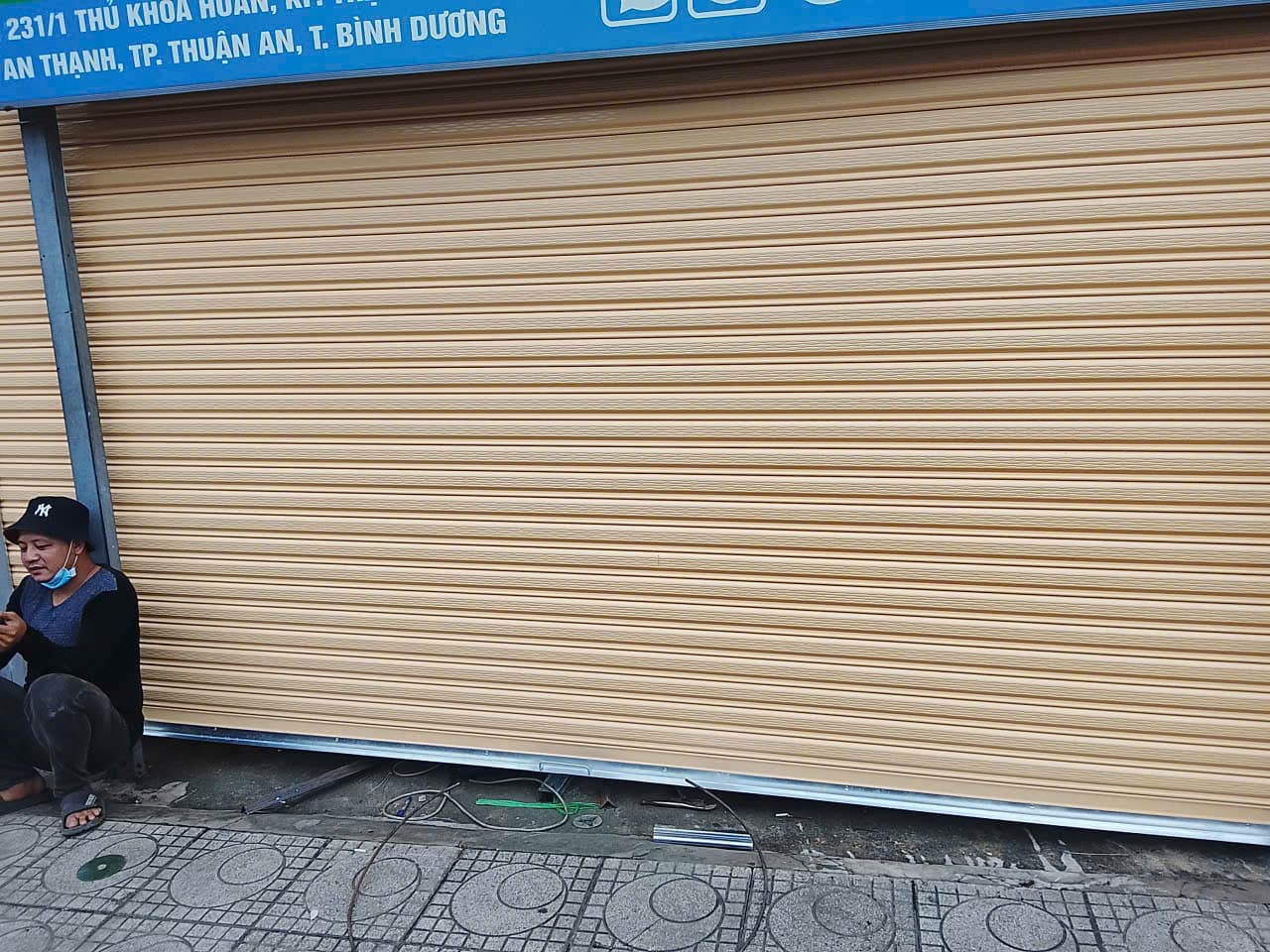 Cửa Cuốn Cửa Hàng Cửa cuốn vàng shop cửa hàng