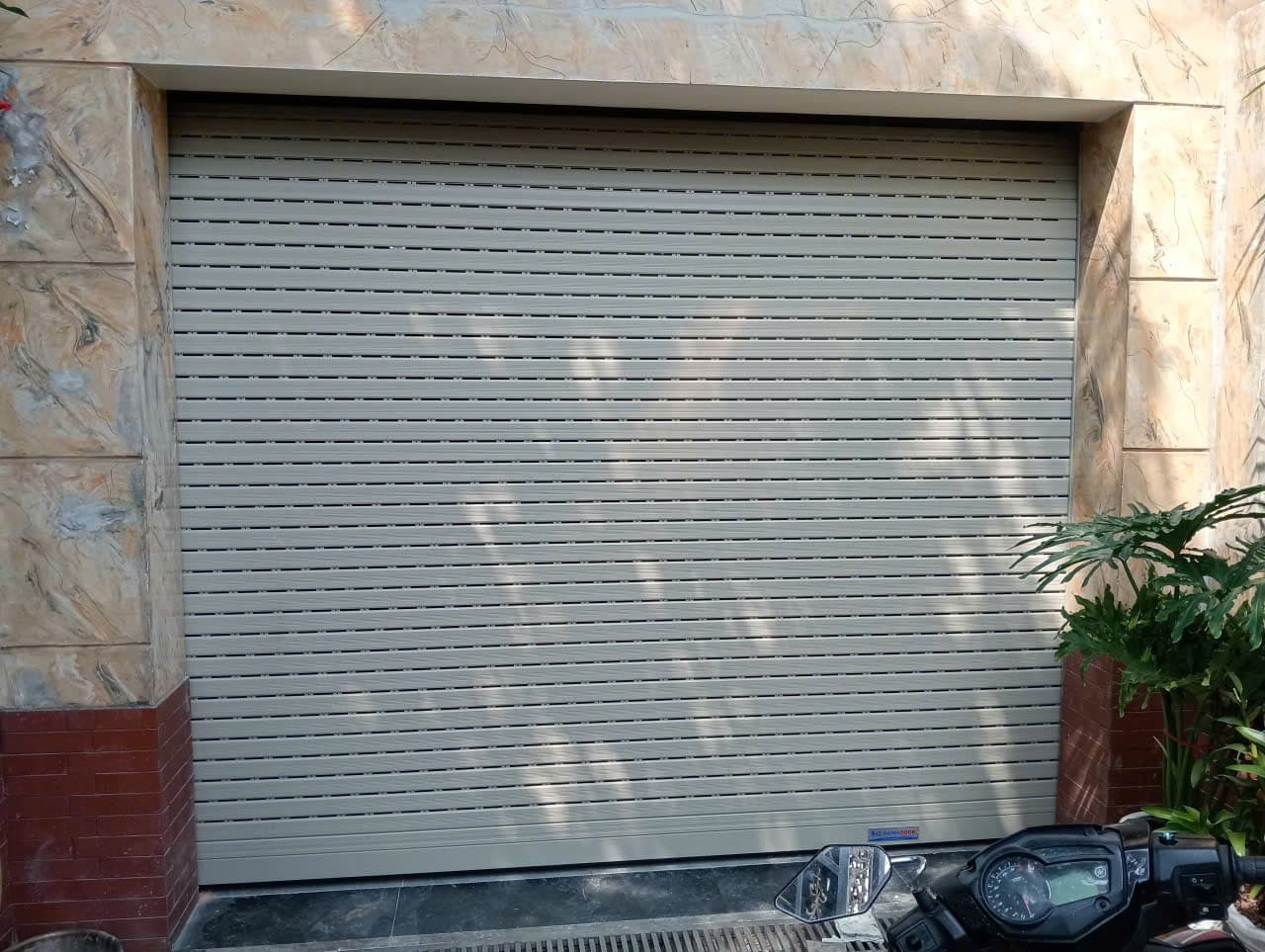 Cửa Cuốn Biệt Thự Cửa cuốn xám biệt thự sạch đẹp