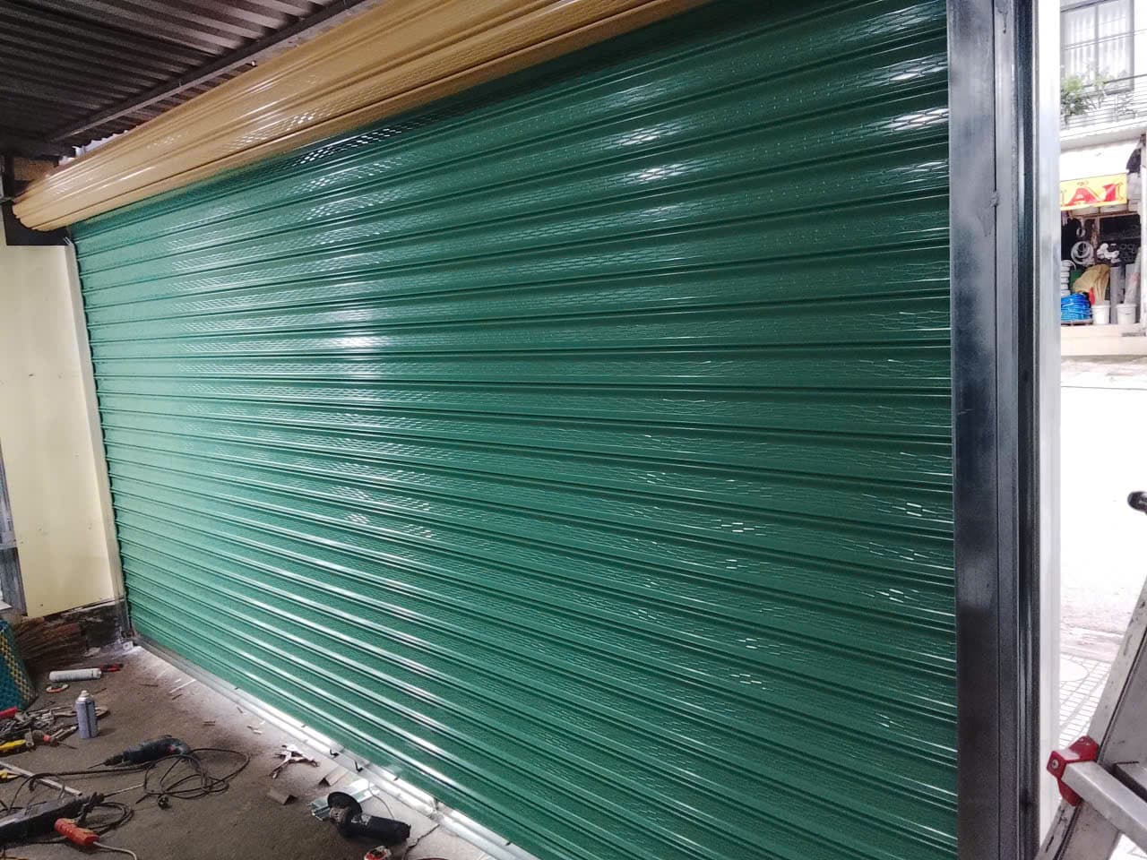 Cửa Cuốn Màu Xanh Cửa cuốn màu xanh lá nổi bật